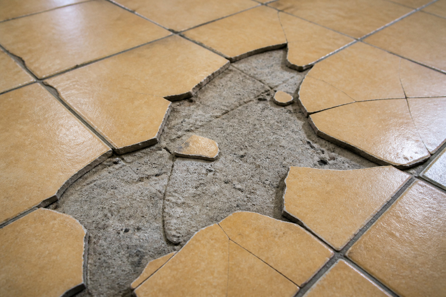 Pourquoi votre carrelage ancien finit-il par se fissurer ?